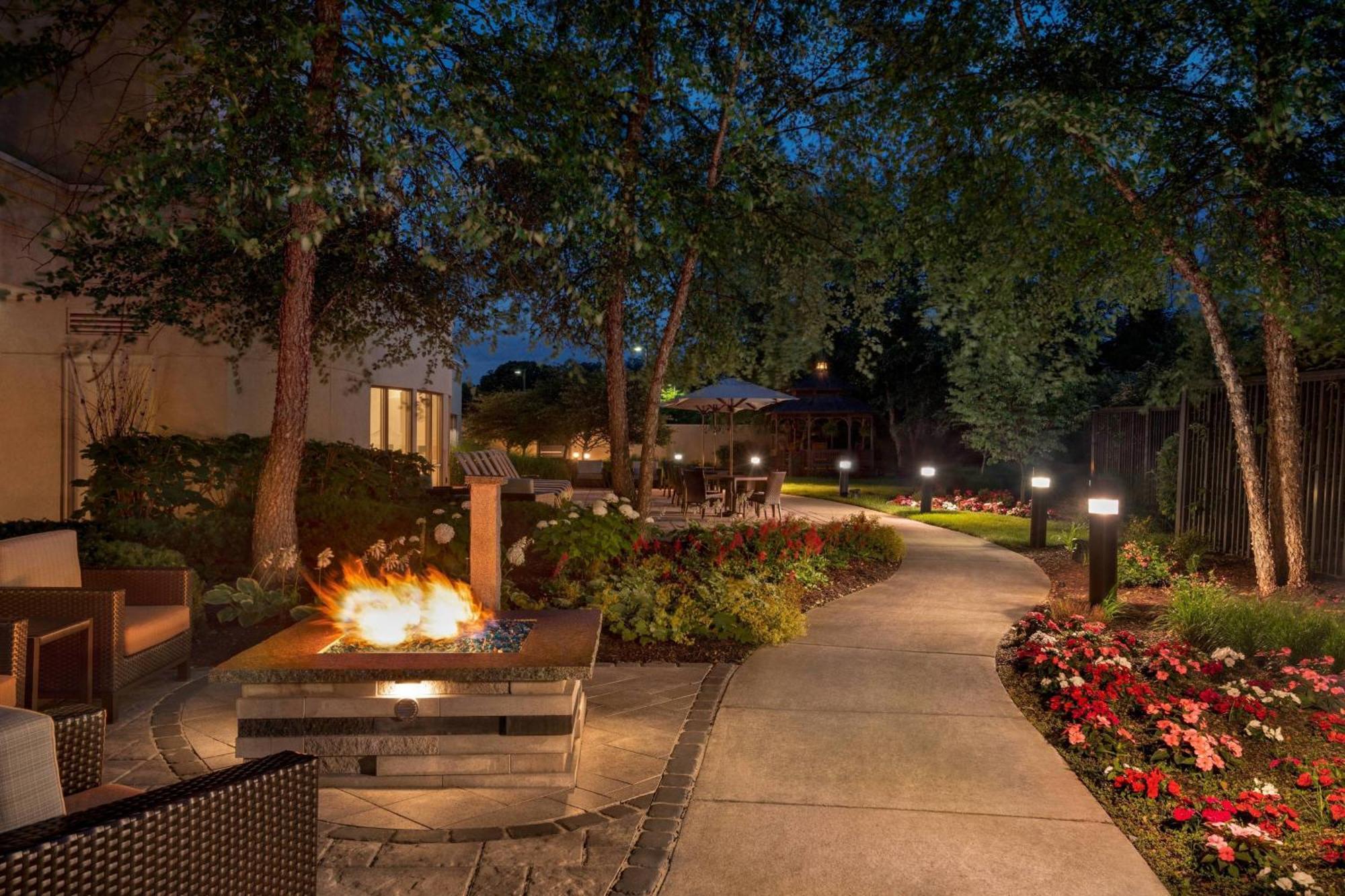 Отель Courtyard By Marriott Middletown Goshen Экстерьер фото
